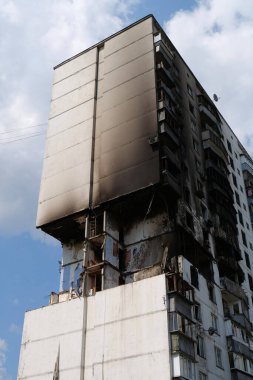 Gaz sızıntısı ve patlama sonucu birkaç apartman dairesi yıkıldı.