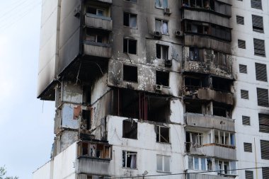 Gaz sızıntısı ve patlama sonucu birkaç apartman dairesi yıkıldı.