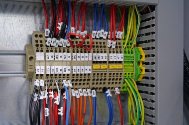 Kablo bağlantısı. Terminal blokları elektrik dolabında. Endüstriyel elektrik donanımı ve elektrik tesisatı. Elektrik bağlantısı için terminal blokları, sayı etiketi ekipmanlı bir montajda elektrik paneli