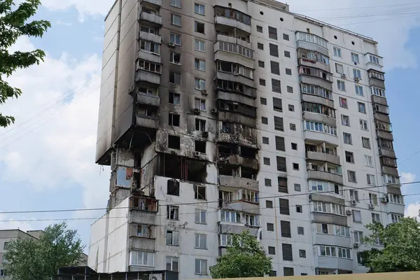 Gaz sızıntısı ve patlama sonucu birkaç apartman dairesi yıkıldı.