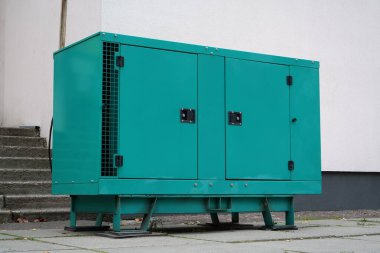 Binaya bağlı yeşil dizel motorlu jeneratör. Elektrik santrali bağımsız, tam teşekküllü bir güç üretim cihazı ve sistemidir. Elektrik enerjisinin kaynağı