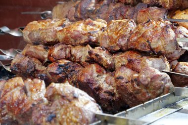 Et ızgarada kızarır. Izgara et. Et, mangalda ya da mangalda kızgın kömürde pişirilir.