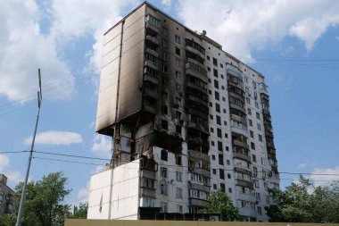 Gaz sızıntısı ve patlama sonucu birkaç apartman dairesi yıkıldı.