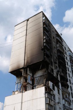 Gaz sızıntısı ve patlama sonucu birkaç apartman dairesi yıkıldı.