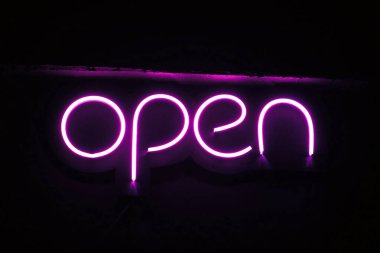 Menekşe neon gece tabağı yazıyla parlaklığı değiştiriyor. Açık