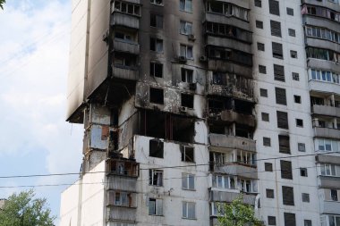 Gaz sızıntısı ve patlama sonucu birkaç apartman dairesi yıkıldı.