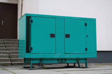 Dizel motorlu jeneratör. Elektrik santrali bağımsız, tam teşekküllü bir güç üretim cihazı ve sistemidir. Binaya bağlı olan elektrik enerjisinin kaynağı