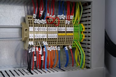 Terminal blokları elektrik dolabında. Endüstriyel elektrik donanımı ve elektrik tesisatı. Elektrik bağlantısı için terminal blokları, etiketli ekipmanlı bir montajda elektrik paneli. Kablo bağlantısı