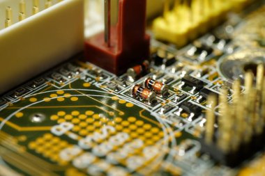 Elektronik bileşenleri, çipleri, dirençleri, bağlantıları olan bilgisayar mikro devresi 3