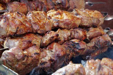 Lezzetli sıcak kebaplar. Et, barbeküde sıcak kömürde pişirilir. Şiş kebap ızgarada kızarır