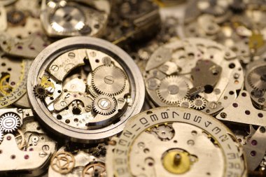 Saat mekanizması ayrıntıları ve parçalar, makro çekimler. Vitesi ve dişlisi olan eski mekanik saatler. Saat ya da saat mekanizması, yakın çekim. Zaman veya onarım kavramı 14