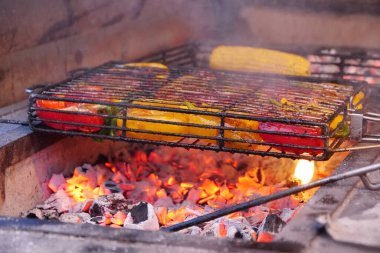 Biberler ızgarada sıcak kömürde pişirilir. Sarı ve kırmızı biberler barbeküde ya da mangal kömüründe kızarır.