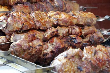 Et ızgarada kızarır. Izgara et. Et, ızgarada sıcak kömürde pişirilir.