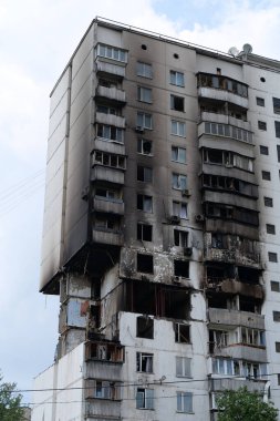 Gaz sızıntısı ve patlama sonucu birkaç apartman dairesi yıkıldı.
