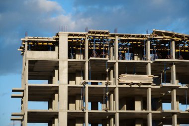 Konutun tamamlanmamış inşaatı. Yeni güçlendirilmiş beton bina yapım aşamasında, beton yapı dökümü