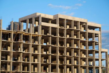 Konut inşaatının tamamlanmamış beton çerçevesi, beton yapı