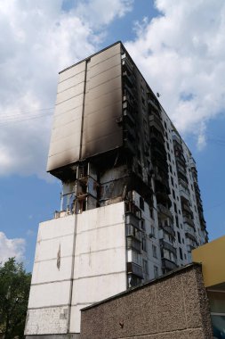Gaz sızıntısı ve patlama sonucu birkaç apartman dairesi yıkıldı.
