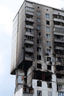 Gaz sızıntısı ve patlama sonucu birkaç apartman dairesi yıkıldı.
