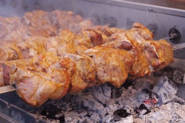 Şiş kebap ızgarada kızarır. Sıcak kömürden çıkan duman