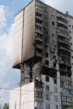 Gaz sızıntısı ve patlama sonucu birkaç apartman dairesi yıkıldı.