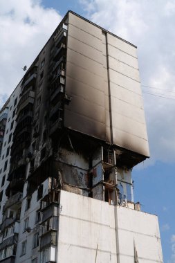 Gaz sızıntısı ve patlama sonucu birkaç apartman dairesi yıkıldı.
