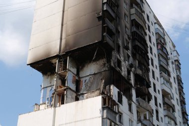 Korkunç bir trajedi. Bir apartman dairesinde gaz patlaması sonrası hasar. Ukrayna 'nın başkenti Kyiv' de gaz ocaklı bir ev. Gaz sızıntısı ve patlama oldu.
