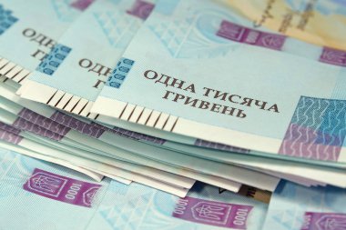 Banknotlar 1000 Hryvnia. Mavi sarı renkli gerçek Ukrayna kağıt parası