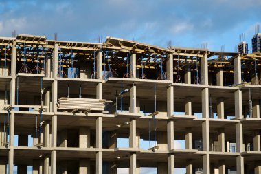 Konutun tamamlanmamış inşaatı. Yeni güçlendirilmiş beton bina yapım aşamasında, beton yapı dökümü