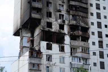 Gaz sızıntısı ve patlama sonucu birkaç apartman dairesi yıkıldı.