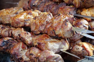 Et, mangalda ya da mangalda kızgın kömürde pişirilir. Kolesterollü ve kanserojenli yağlı, sağlıksız et.