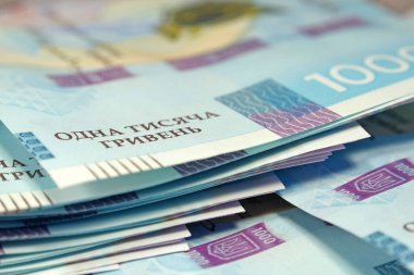 Banknotlar 1000 Hryvnia. Mavi sarı renkli gerçek Ukrayna kağıt parası. Bir mezhebe ait Ukrayna banknotları