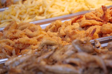 Fast food restoranında çeşitli kaynatılmış, kızartılmış ve kızartılmış yiyecekler.