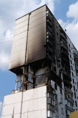 Gaz sızıntısı ve patlama sonucu birkaç apartman dairesi yıkıldı.
