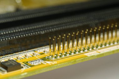 Elektronik bileşenleri, dirençleri, bağlantı terminalleri 52 olan bilgisayar mikro devresi