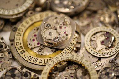 Saat mekanizması ayrıntıları ve parçalar, makro çekimler. Vitesi ve dişlisi olan eski mekanik saatler. Saat ya da saat mekanizması, yakın çekim. Zaman veya onarım kavramı 2