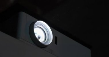 Çalışan film projektörü. Sinema salonundaki toz, ışık huzmesinde görülebilir. Projektör çalışıyor. Sinema 4K Yavaş Hareket videosu