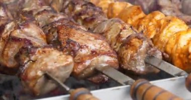Şiş kebap ızgarada kızarır. Lezzetli sıcak kebaplar. Sıcak kömürden çıkan duman. Et, mangalda sıcak kömürde pişirilir, şiş şişte kızarır.