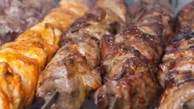 Lezzetli sıcak kebaplar. Şiş kebap ızgarada kızarır. Sıcak kömürden çıkan duman. Et, mangalda sıcak kömürde pişirilir, şiş şişte kızarır.