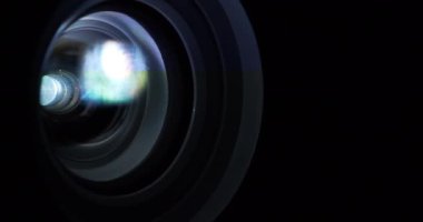 Sinema salonu. Çalışan projektör merceğine yakın çekim. Film projektörle gösterilir. Çalışan projektörlerin lensleri renk değiştirir. Farklı renklerin ışığı lenslerden geçer