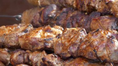 Yavaş Hareketli Kızarmış Et. Kebap dükkanında kebap.