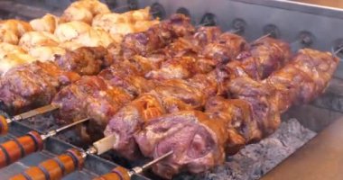 Şişte kebaplar kızgın kömürde kızartılır.