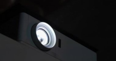 Çalışan film projektörü. Sinema salonundaki toz, ışık huzmesinde görülebilir. Projektör çalışıyor. Sinema 4K 60fps yakınlaştırma videosu