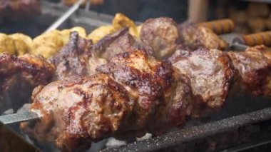 Şişte et. Büyük, yağlı kebaplar bir kebap dükkanında ızgarada kızartılır.