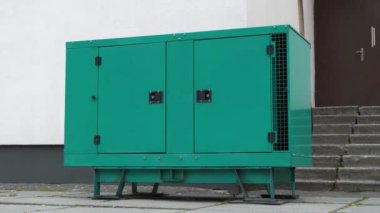 Dizel motorlu jeneratör. Elektrik santrali bağımsız, tam teşekküllü bir güç üretim cihazı ve sistemidir. Binaya bağlı elektrik kaynağı, yakınlaştırma videosu