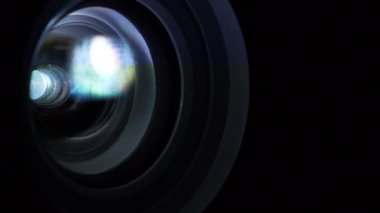 Sinema salonu. Film projektörle gösterilir. Çalışan projektörlerin lensleri renk değiştirir. Çalışan projektör merceğine yakın çekim. Farklı renklerin ışığı lenslerden geçer