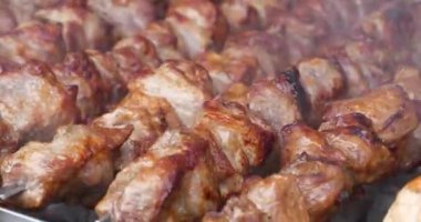 Şiş kebap ızgarada ızgara. Et, ızgarada sıcak kömürde pişirilir. Kızartma için şişte döner. Lezzetli sıcak et