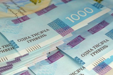 Mavi sarı renkli gerçek Ukrayna kağıt parası. Banknotlar 1000 Hryvnia. Bir mezhebe ait Ukrayna banknotları