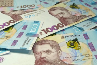 Banknotlar 1000 Hryvnia. Mavi sarı renkli gerçek Ukrayna kağıt parası. Bir mezhebe ait Ukrayna banknotları