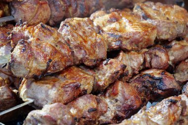 Şişte bir sürü şiş ızgarada yatıyor.