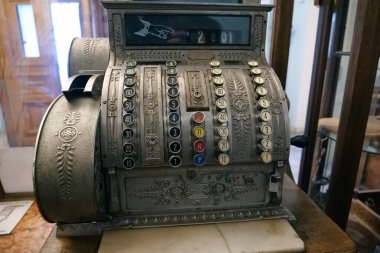 Antika yazar kasa. Eski eczanedeki eski makine kasası.